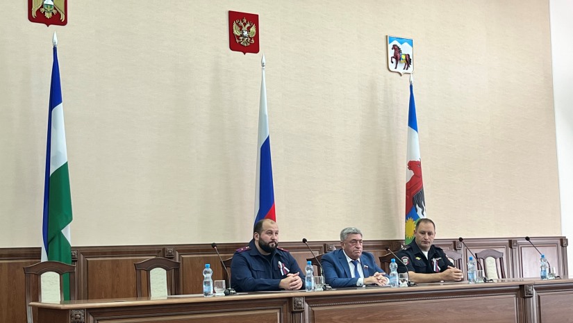 И.о. обязанности Главы администрации Зольского района Исмаил Иналович Докшоков вручил паспорта юным зольчанам