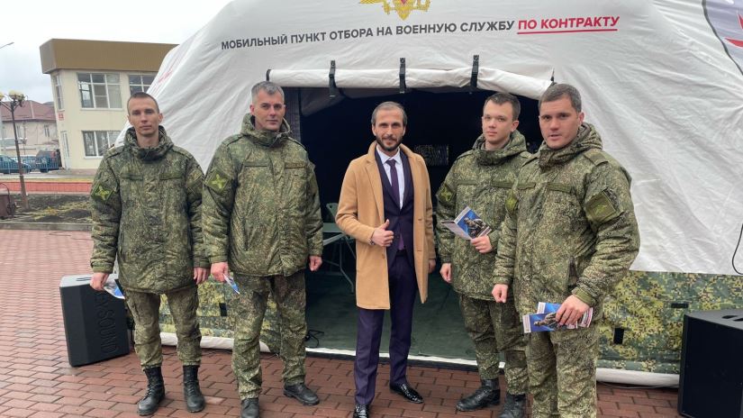 В Зольском районе, г.п. Залукокоаже на площади возле Дома культуры работал мобильный пункт по отбору граждан на военную службу по контракту