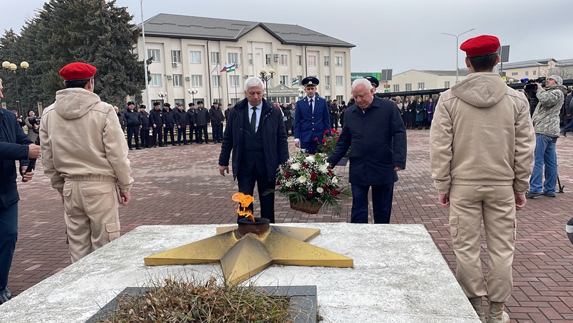 На площади павших героев в годы Великой Отечественной войны 1941-1945 годов в городском поселении Залукокоаже состоялся торжественный митинг