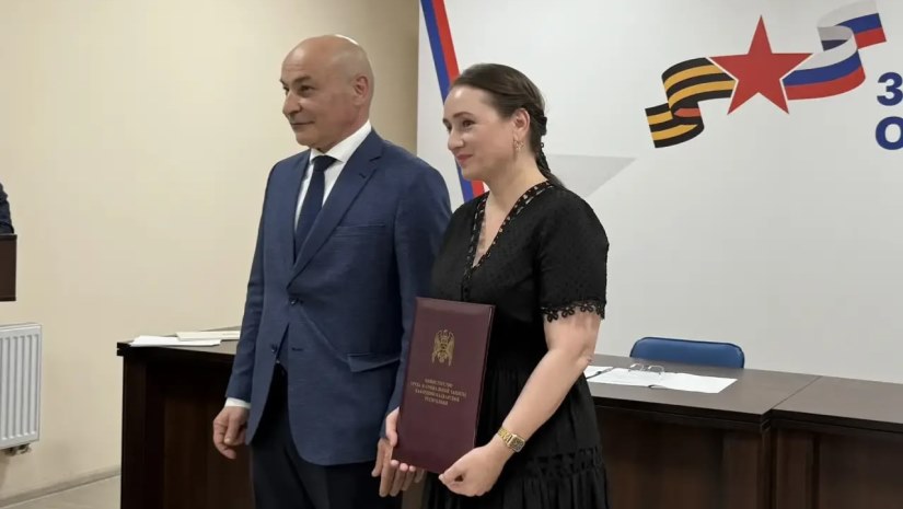 Вчера в Министерстве труда и социальной защиты Кабардино-Балкарской Республики состоялась торжественная церемония вручения Почетных грамот и Благодарностей ведомства, приуроченная ко Дню социального работника