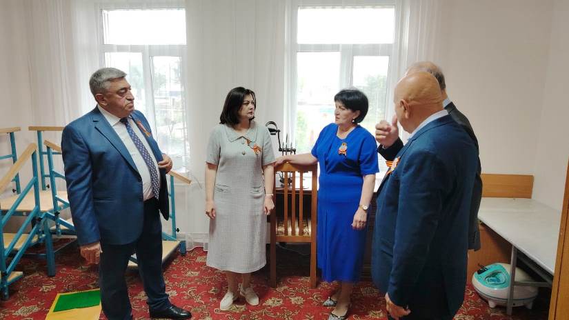 Сегодня и.о. главы местной Зольского района Исмаил Докшоков посетил отдыхающих в Зольском филиале республиканского комплексного центра социального обслуживания населения