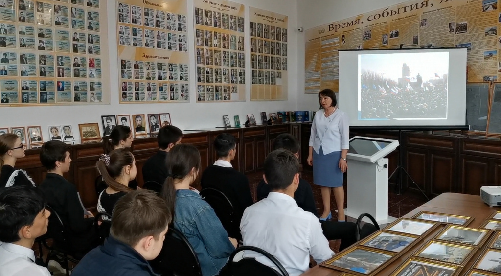 В историко-краеведческом музее Зольского района открылась фотовыставка «Поддержим наших!»