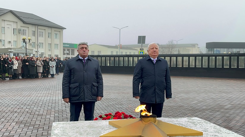 В День Героев Отечества, на площади Защитников Отечества в Зольском районе прошла официальная церемония возложения цветов к мемориалу