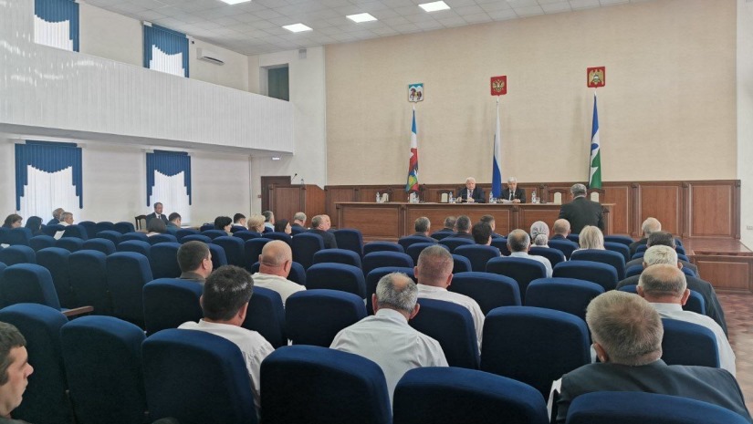В актовом зале администрации Зольского района состоялось заседание Антитеррористической комиссии под председательством и.о. главы местной администрации Р.Х. Гятова