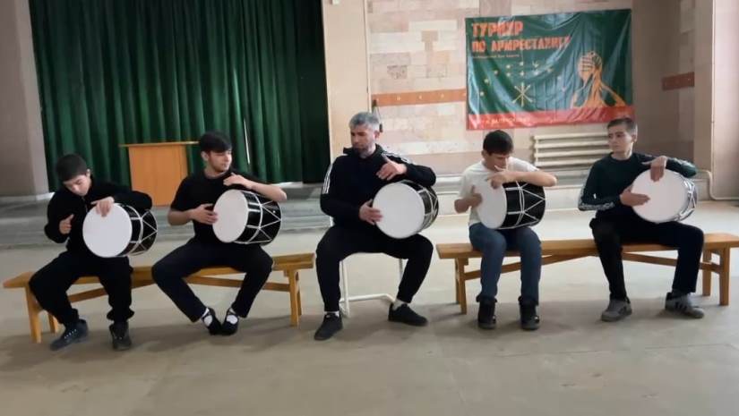 В Доме культуры городского поселения Залукокоаже состоялся мастер-класс «Игры на кавказском барабане»