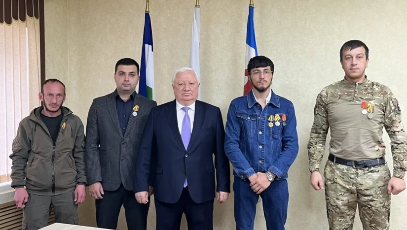 В актовом зале районной администрации состоялась торжественная церемония вручения государственных наград военнослужащим - участникам специальной военной операции