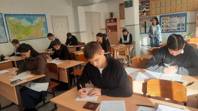 И.о. главы администрации Зольского района Исмаил Докшоков в своих социальных сетях пожелал удачи одиннадцатиклассникам, пишущим итоговое сочинение: